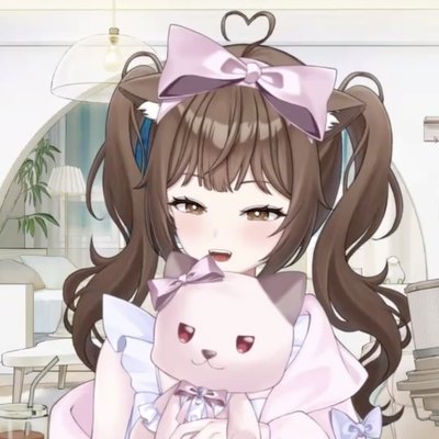 분홍 리본을 달고 분홍 고양이 인형을 끌어안은 채 웃는 쿠냐